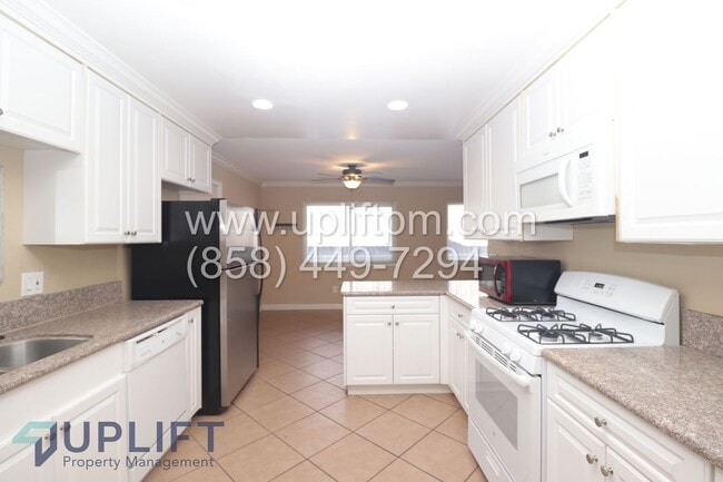 Foto del edificio - 5 Bedroom 2 Bath Home In Oceanside ** Move In Special $300 Off First Month's Rent**