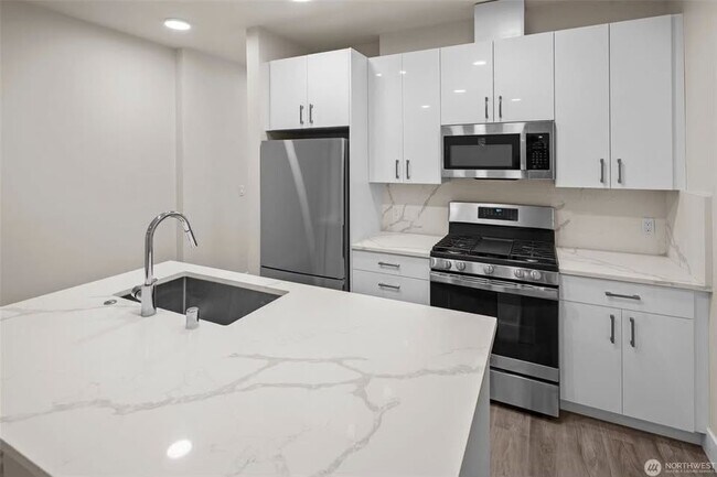 Foto del edificio - 1709 Harbor Ave SW