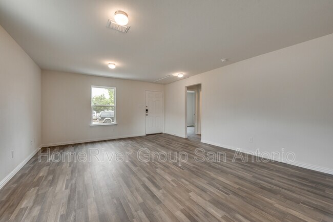 Foto del edificio - 543 Dorie St