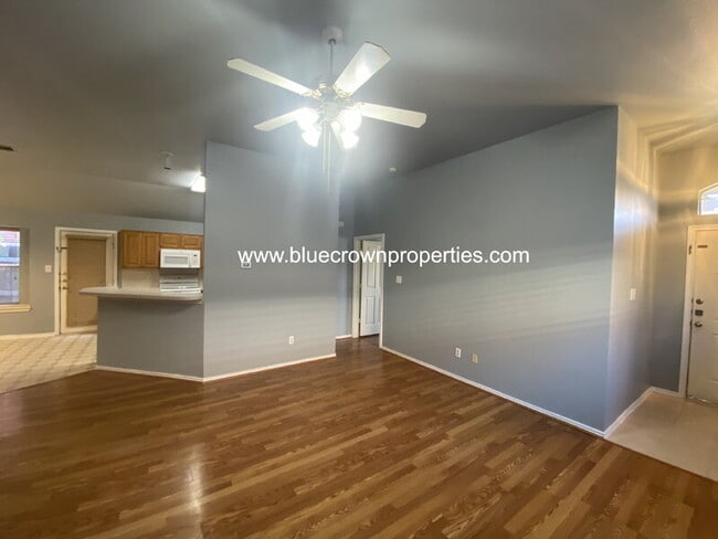 Foto del edificio - 1321 W Branch Hollow Dr