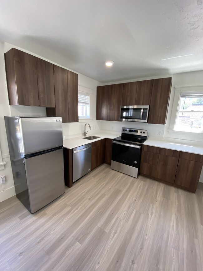Up to 4 Weeks Rent Free !!! - Council Crest Apartments