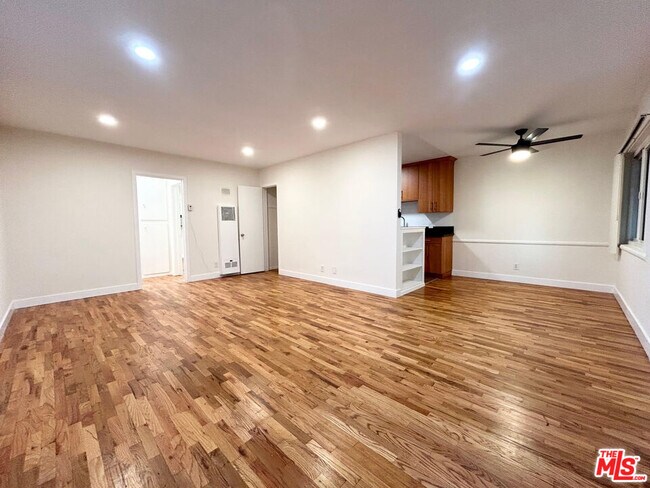 Foto del edificio - 1146 N Formosa Ave