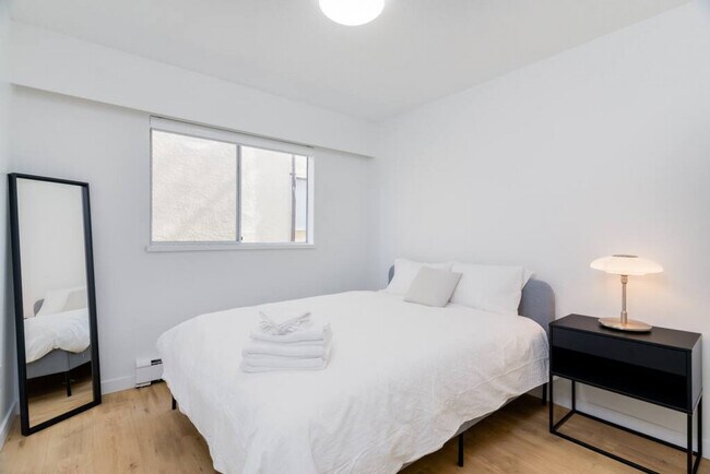 Building Photo - 215 E 13th Ave