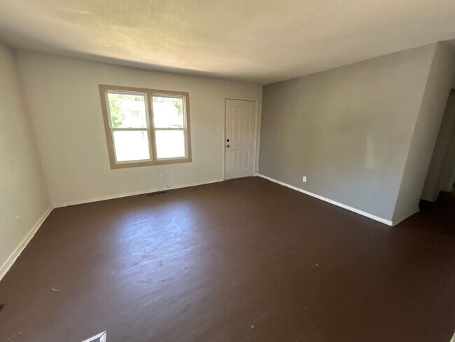 Building Photo - 3 bed 1 Bath Huge backyard Section 8 avail...