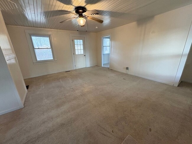 Foto del edificio - 50 Sullivan Rd