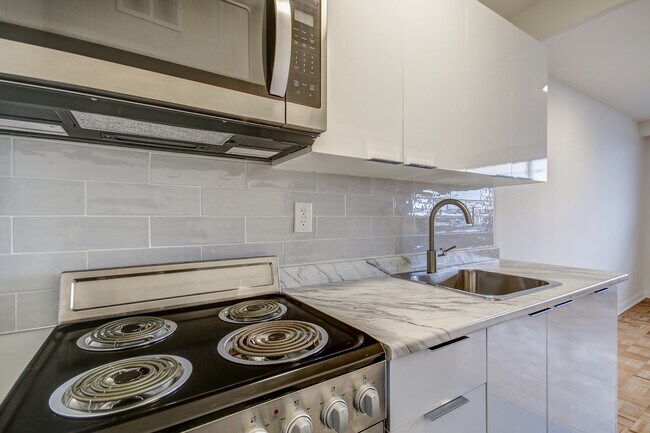 Photo du bâtiment - 1833 Bayview Ave