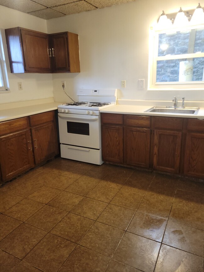 Kitchen/Dining Room View 2 - 303 Walnut St