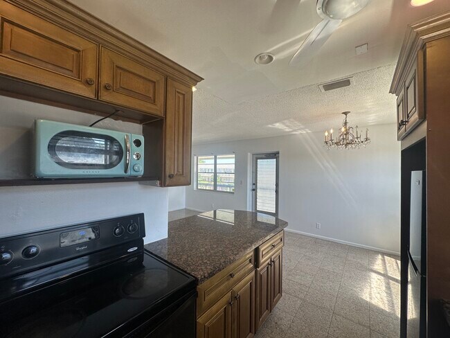 Building Photo - 80 Kingswood D