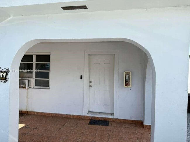 Building Photo - 526 SW 64th Ave