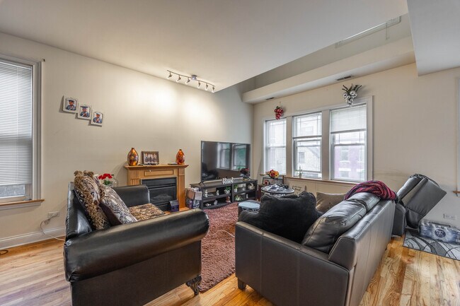 Foto del edificio - 1720 W Beach Ave
