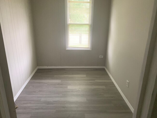 Building Photo - Section 8 Accepted! Spacious newly renovat...