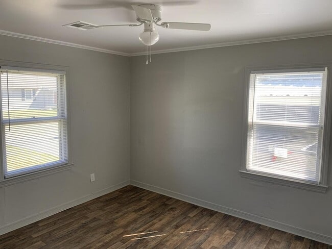 Photo - 204 E Fairchild Dr House