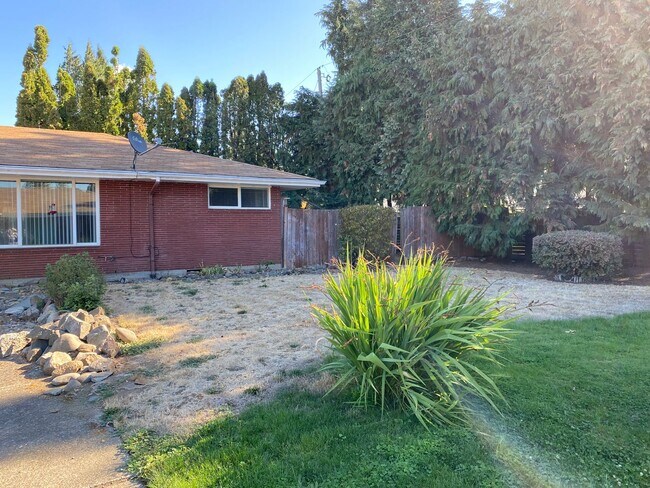 Building Photo - r115/119vDuplex