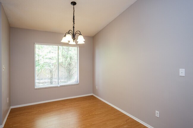 Building Photo - Clean and Neat Single Family Home