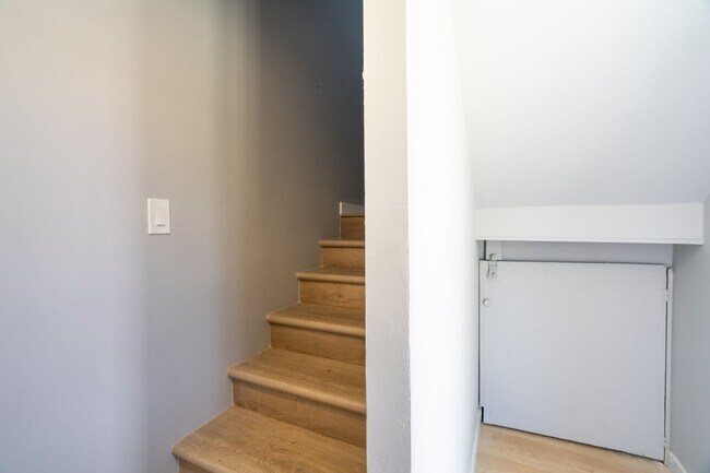 Building Photo - 1049 W 62nd St