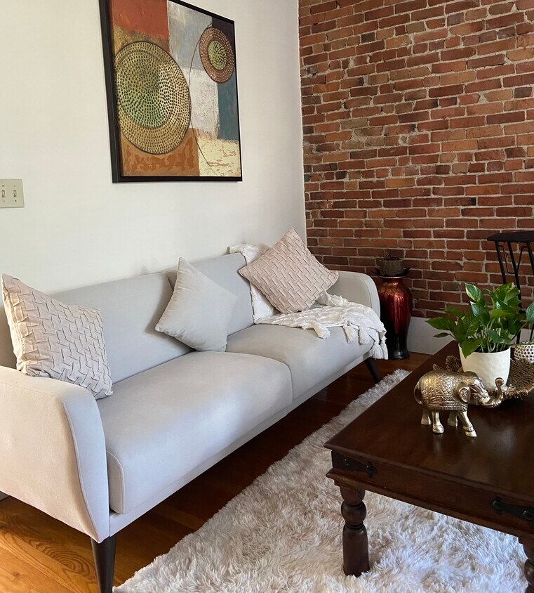 Foto principal - 102 W 3rd St