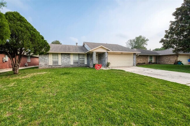 Building Photo - 7927 Log Hollow Dr