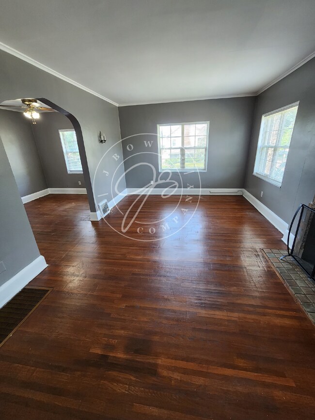 Building Photo - Charming Upper Duplex ready for you to cal...