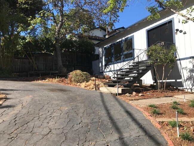 Building Photo - 901 Holly Rd