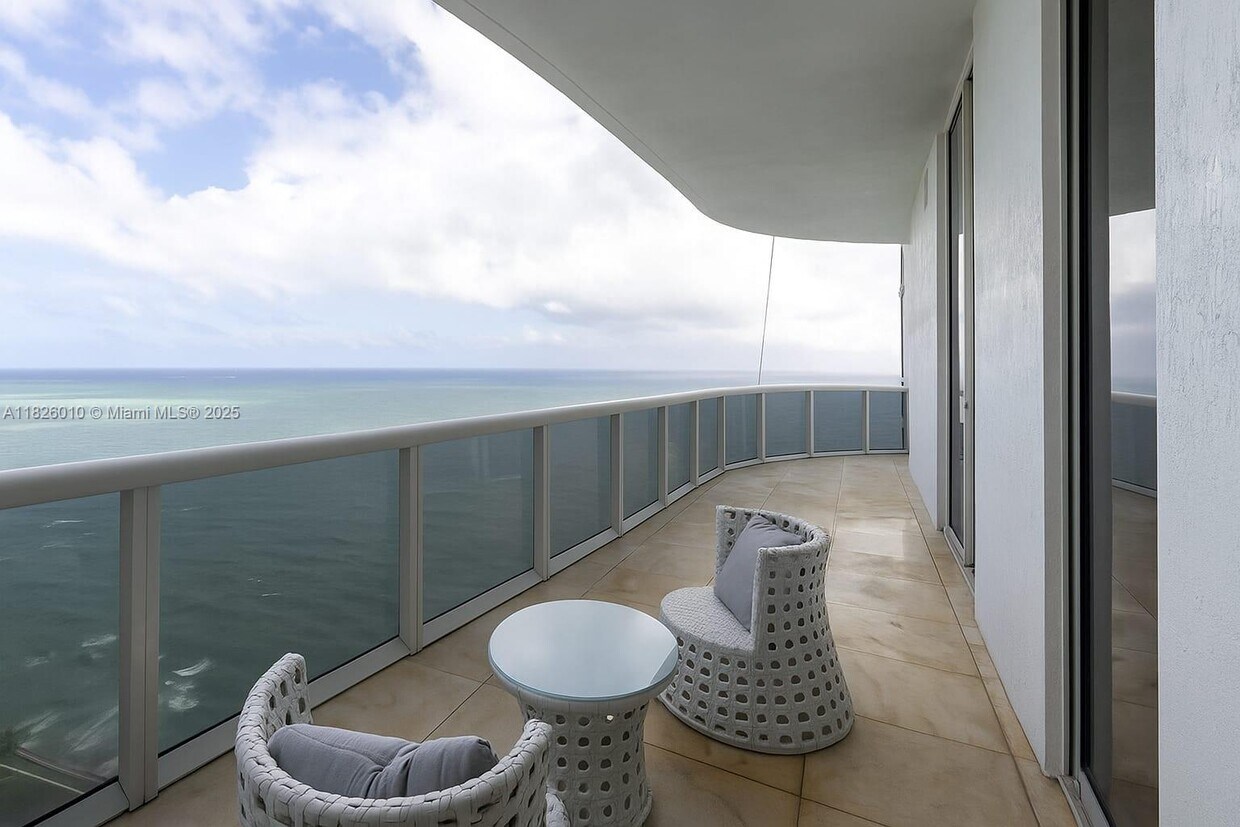 Primary Photo - 15811 Collins Ave