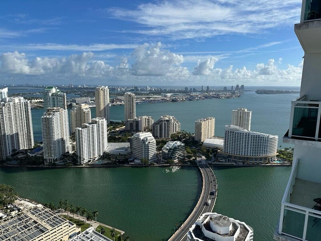 Primary Photo - 950 Brickell Bay Dr