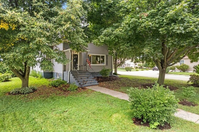 Building Photo - 2001 3rd St