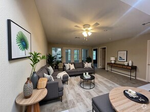 Building Photo - 200 Golf View Dr