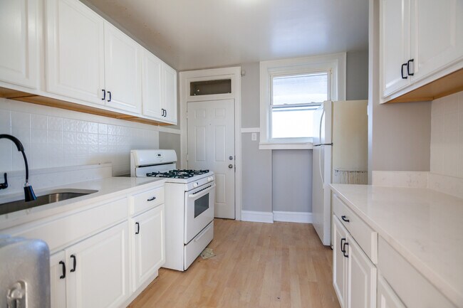 Foto del edificio - 2416 W Fargo Ave