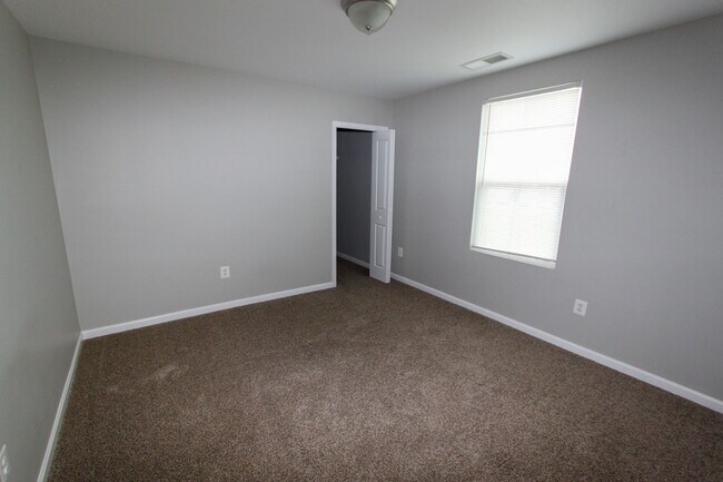 Foto del edificio - 4 Bed, 2.5 Bath Single Family Home in Mart...
