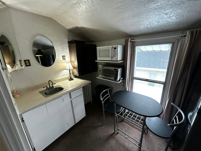 Building Photo - 82 200 N