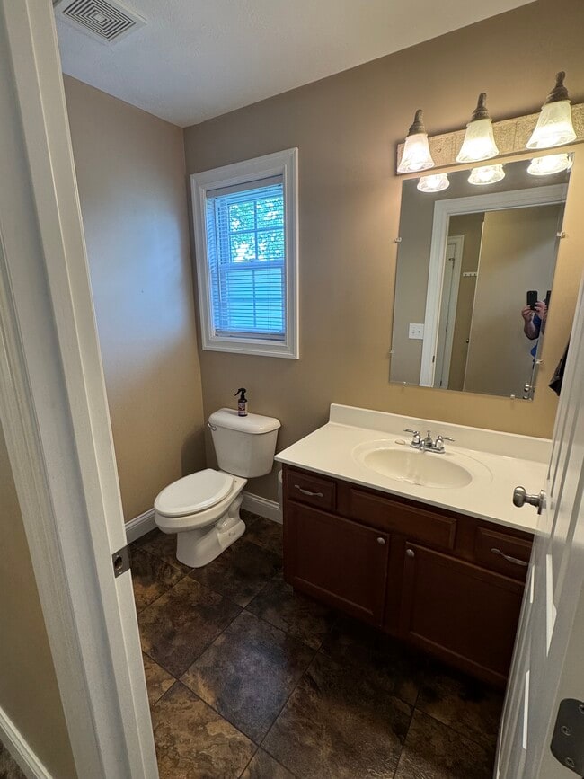 Main level 1/2 bath - 1343 Easy St