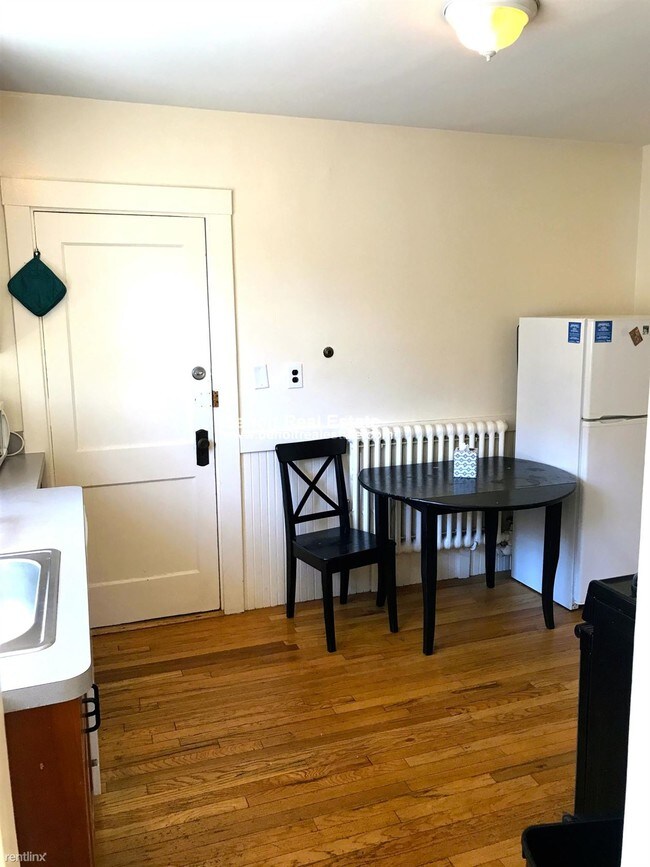 Building Photo - 162 Curtis St