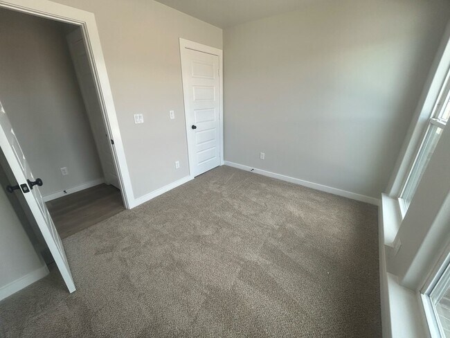 Building Photo - 409 Thicket Dr