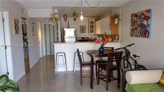 Foto del edificio - 7830 Dickens Ave