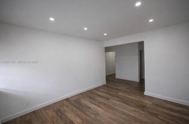 Foto del edificio - 7600 Dickens Ave