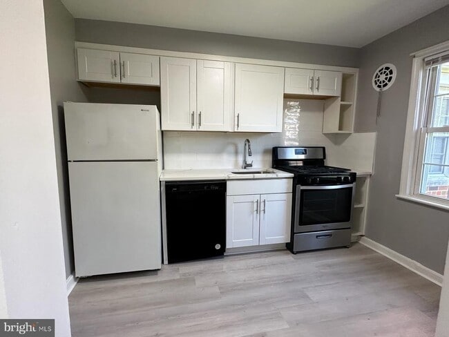Building Photo - 6626 Boulevard View