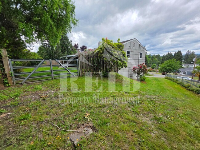 Foto del edificio - Central Kitsap Home with Large Fenced Yard Close to Shopping, Base, & Kitsap Lake