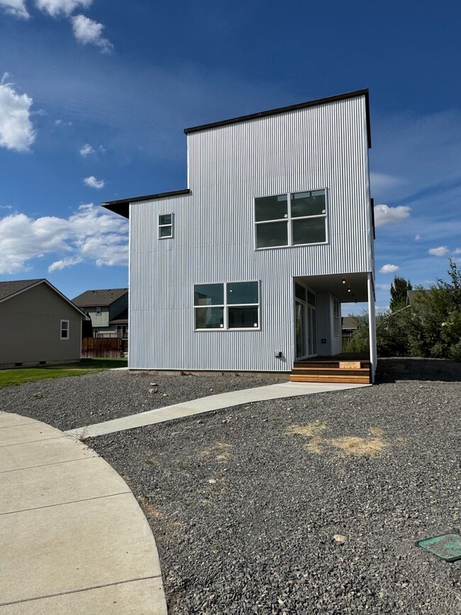 Building Photo - Bright 3BR/3BA with Soaring Ceilings & Lar...