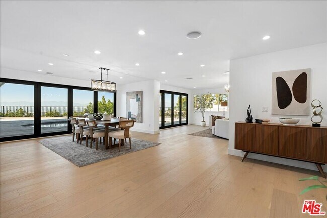 Foto del edificio - 15655 Castlewoods Dr