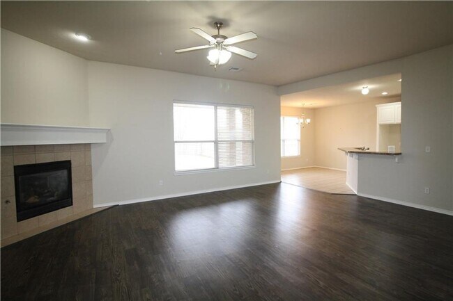 Foto del edificio - Lovely 4 Bedroom 2 Bathroom Home In Edmond Schools
