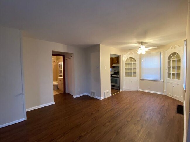 Building Photo - $725 Cute! Great Location!