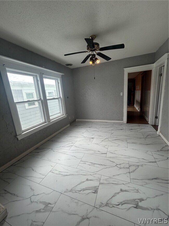 Foto del edificio - 34 Sandrock Rd