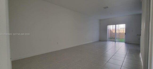 Foto del edificio - 2683 SE 12th St
