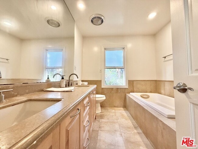 Building Photo - 1148 Las Pulgas Rd