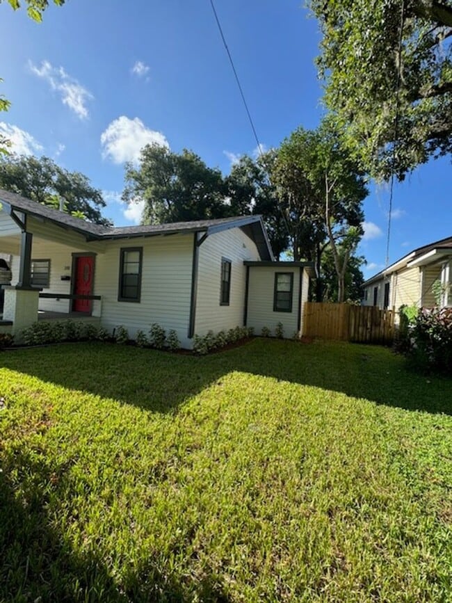 Foto del edificio - Beautiful 2/2 Bungalow in River Heights!