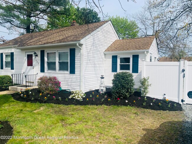 Building Photo - 537 Longboat Ave