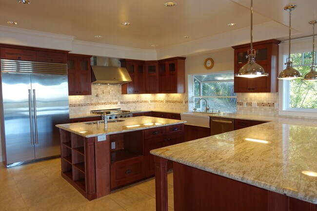 Foto del edificio - Spectacular views, gracious living areas, superb entertaining space....5 minutes to downtown, 2 m...