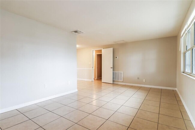 Building Photo - 4031 Claremont Dr