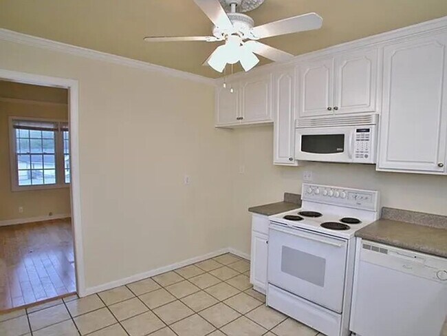 Building Photo - Charming 3 Bedroom home