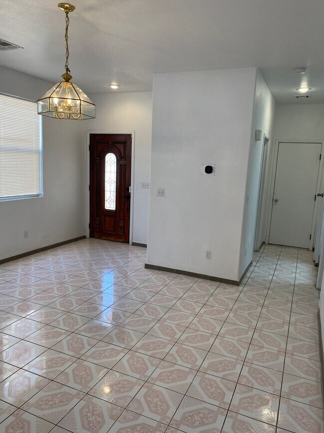 Foto del edificio - AMERICANA Property Mgmt - Freshly remodeled 4 beds-2 story house in the East